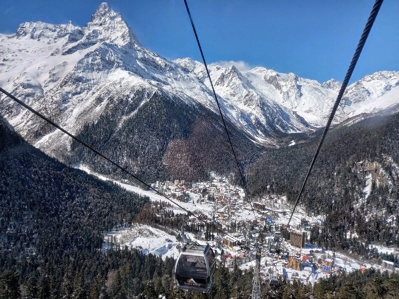 Развитая сеть подъемников позволяет туристам выбирать наиболее комфортные способы добраться на гору
