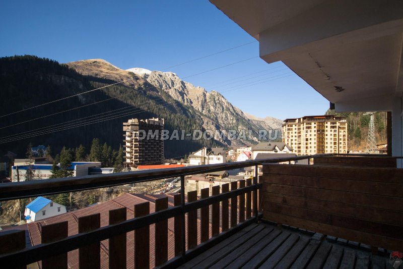 С балконов открывается панорамный вид на горы и поселок