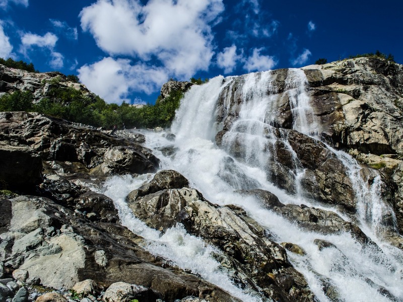 Алибекский водопад - самое посещаемое место 